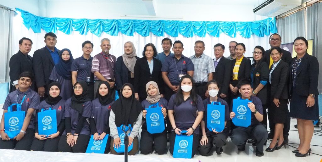 Students and lecturers with Shinawarta University academics