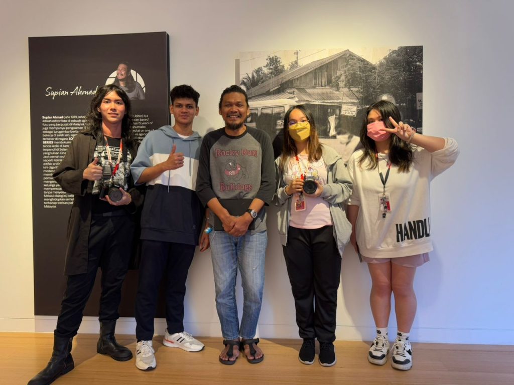 The students and lecturer at the gallery