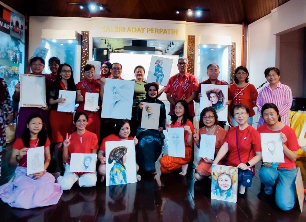 Participants of Detik-detik Nostalgia Kuala Pilah Art Exhibition workshop held at NS State Museum showing their works.